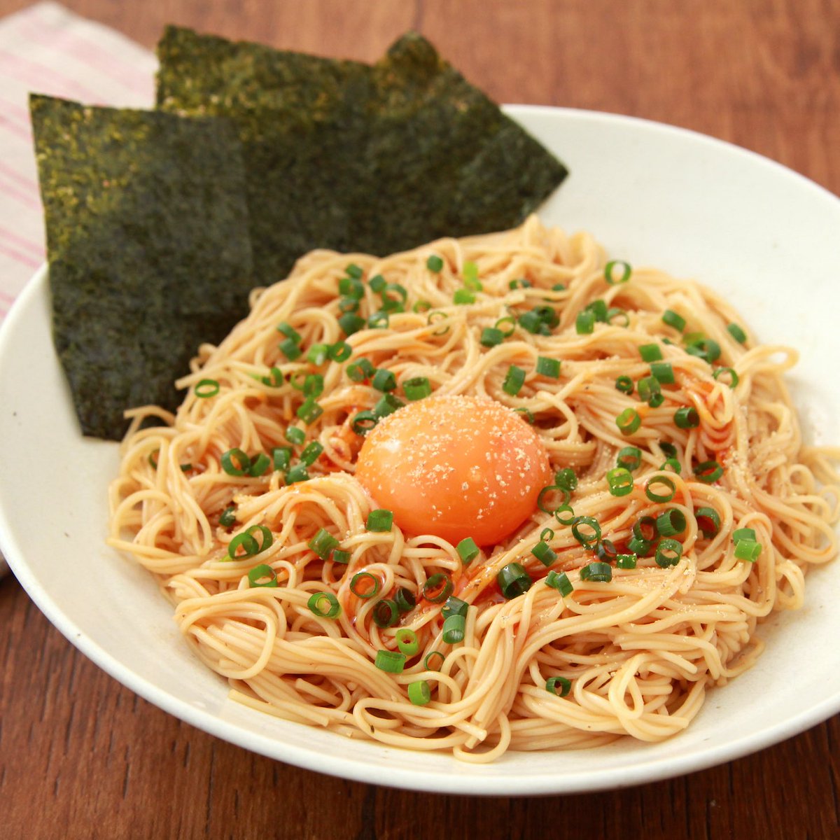 10分かからず簡単です  素麺150g茹で洗い水気切りごま油・オイスターソース各大2、酢大1/2、おろしにんにく小1/2混ぜ醤油で調え卵黄、青葱、胡椒、ラー油 