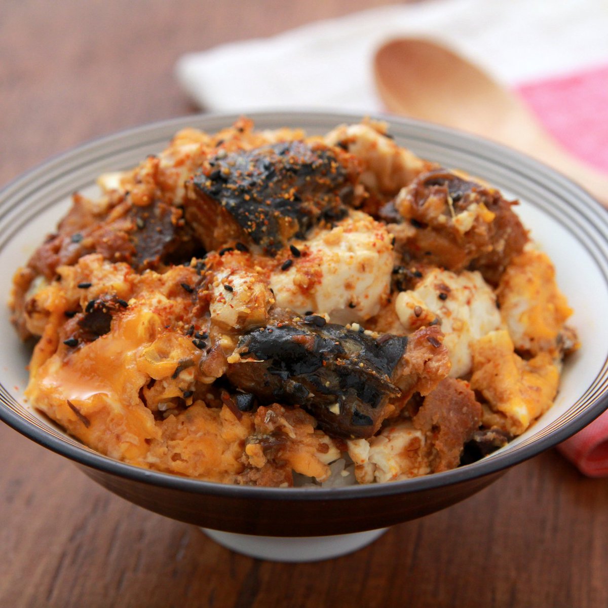 サバ缶を豆腐から出る水分で煮て卵でとじるだけで甘辛味が最高な丼作れます