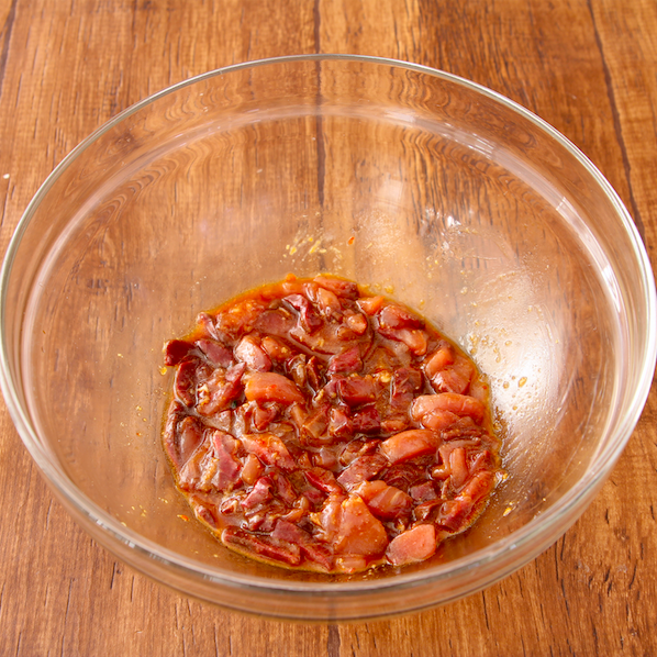 夏のおつまみにも  刺身100g細切りし醤油大1、ごま油小2、砂糖大1/2、味噌・味醂各小1、豆板醤・おろし生姜・おろしにんにく各小1/4混ぜる 