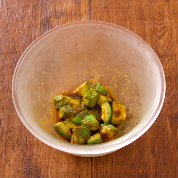 アボカドは「焼肉のたれ＋ごま油」和えるだけで飯泥棒化します