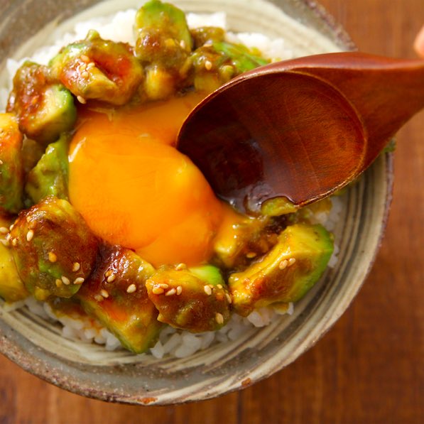 アボカドは「焼肉のたれ＋ごま油」和えるだけで飯泥棒化します