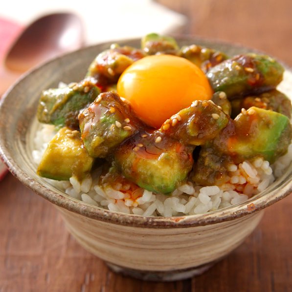 アボカドは「焼肉のたれ＋ごま油」和えるだけで飯泥棒化します