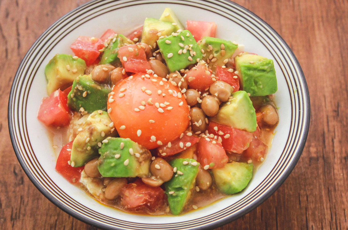   豆腐150g盛り、納豆にたれ混ぜのせ、アボカド・トマト各1/2個、卵黄のせ、みそ小1とポン酢大1/2、ごま油小1/2を混ぜかけ白ごま散らす 