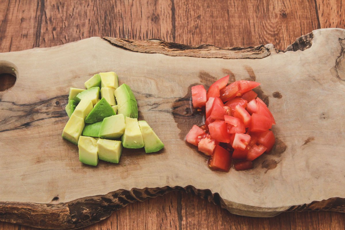   豆腐150g盛り、納豆にたれ混ぜのせ、アボカド・トマト各1/2個、卵黄のせ、みそ小1とポン酢大1/2、ごま油小1/2を混ぜかけ白ごま散らす 