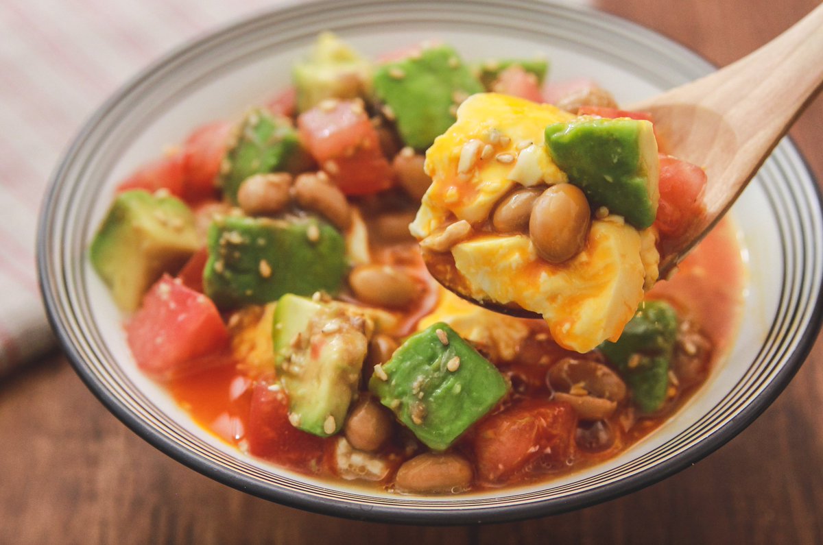   豆腐150g盛り、納豆にたれ混ぜのせ、アボカド・トマト各1/2個、卵黄のせ、みそ小1とポン酢大1/2、ごま油小1/2を混ぜかけ白ごま散らす 