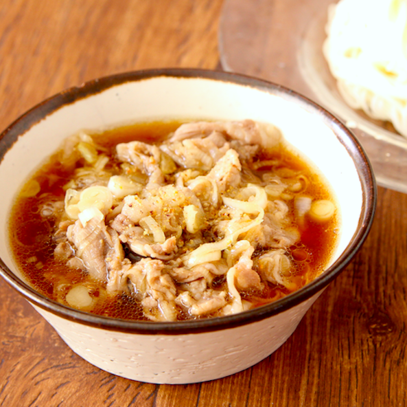 長葱10cm、水230ml、3倍濃縮麺つゆ50ml、鶏ガラ小1混ぜ2分チン