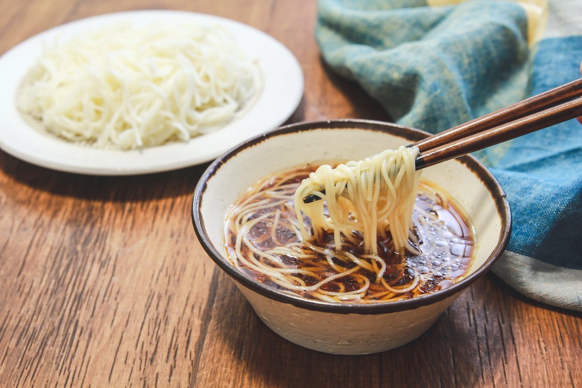   パッと見はいつものつゆとあんまり変わらないけど「麺つゆ×鶏ガラ」の旨みで驚く美味しさになります