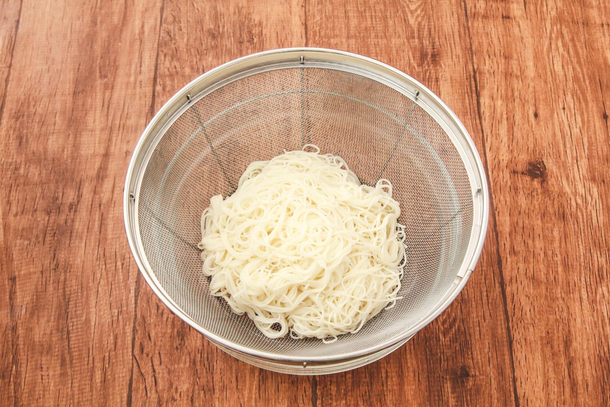 パッと見はいつものつゆとあんまり変わらないけど「麺つゆ×鶏ガラ」の旨みで驚く美味しさになります