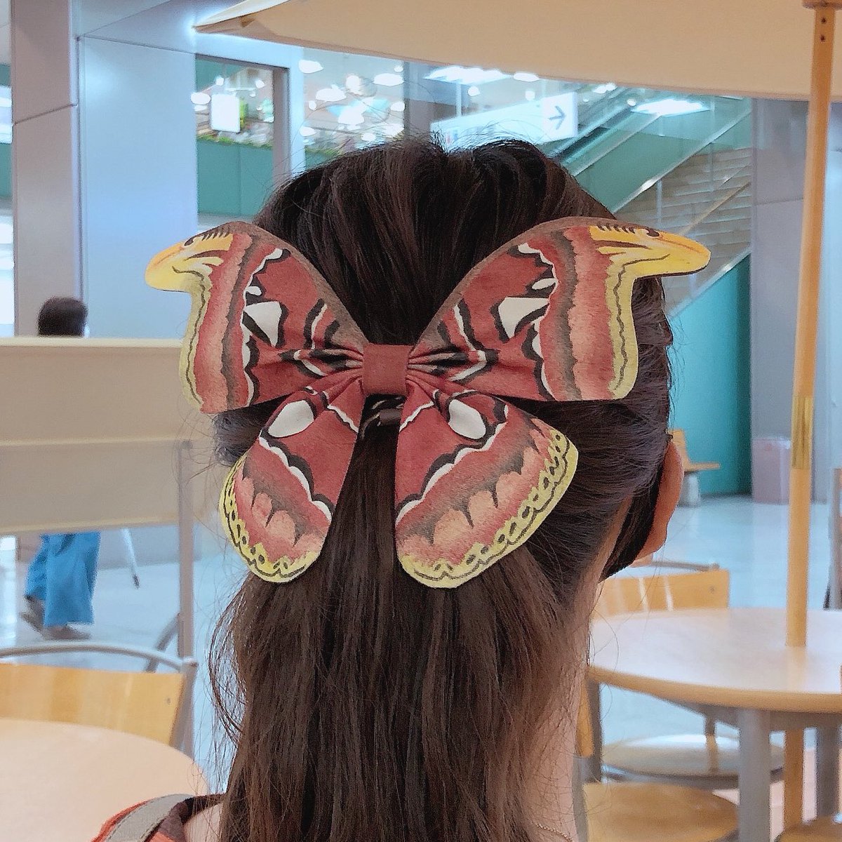  『まま、あの変な蛾の髪留めのやつ、つけてこないでね』って言われた