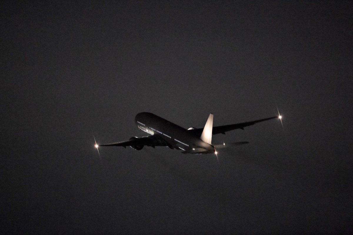 JAL777-200の退役機JA8977が米国ヴィクターヴィル(ホノルル経由)に向け空輸便JL8132便として羽田空港RWY34Rを出発しました