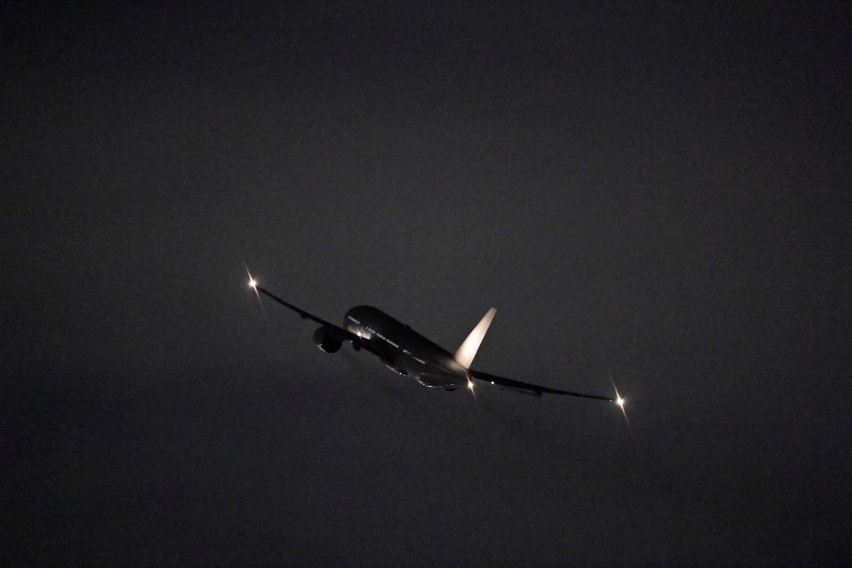 JAL777-200の退役機JA8977が米国ヴィクターヴィル(ホノルル経由)に向け空輸便JL8132便として羽田空港RWY34Rを出発しました