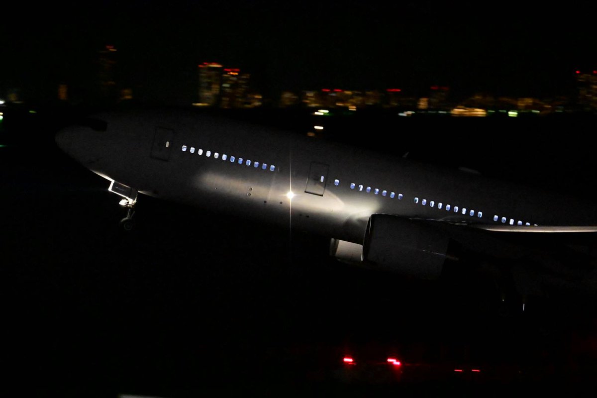 JAL777-200の退役機JA8977が米国ヴィクターヴィル(ホノルル経由)に向け空輸便JL8132便として羽田空港RWY34Rを出発しました