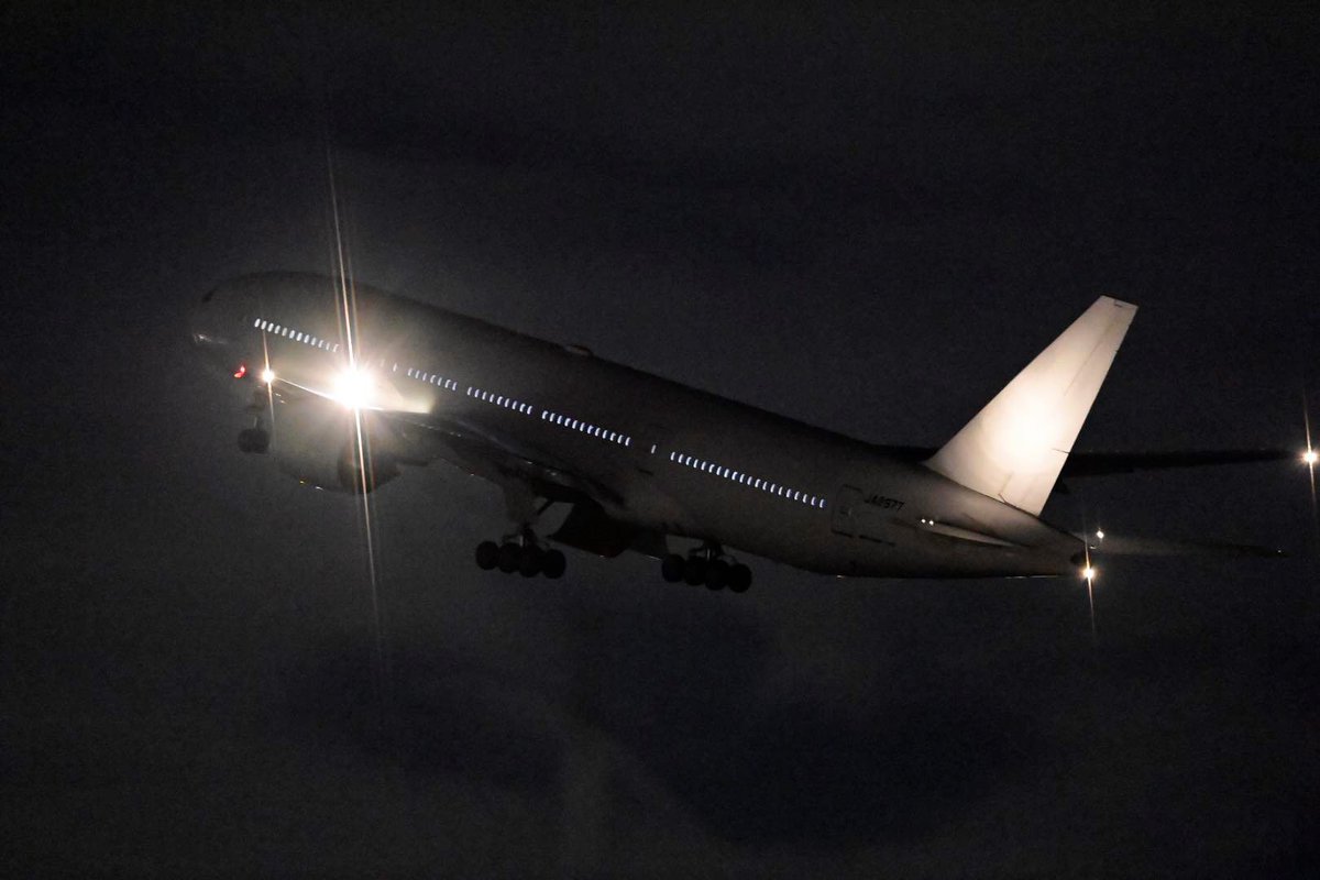 JAL777-200の退役機JA8977が米国ヴィクターヴィル(ホノルル経由)に向け空輸便JL8132便として羽田空港RWY34Rを出発しました