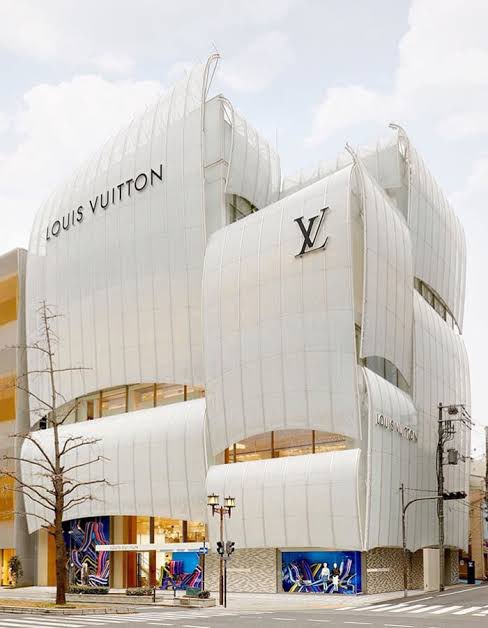 大阪心斎橋に“風”のルイヴィトン、東京銀座に“水”のルイヴィトンが建てられた