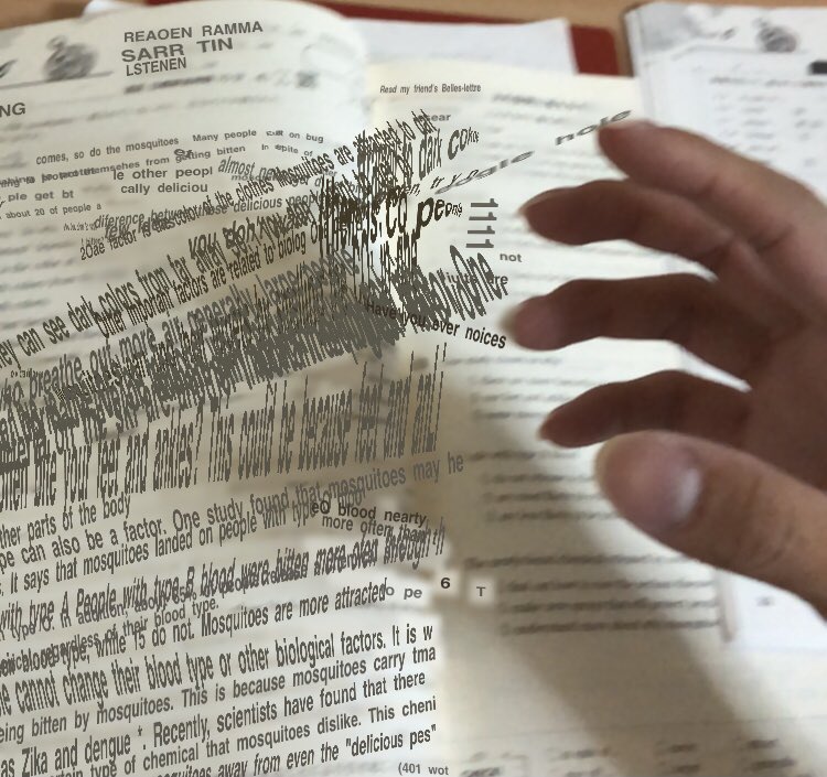 英文をGoogle翻訳のカメラ読み取ってる時に英文に手をかざすと文字が手にくっついてきて文字を操れるデータキャラみたいになれて楽しい 