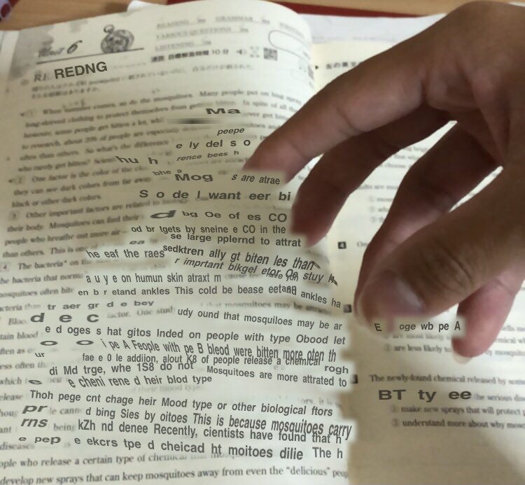 英文をGoogle翻訳のカメラ読み取ってる時に英文に手をかざすと文字が手にくっついてきて文字を操れるデータキャラみたいになれて楽しい 