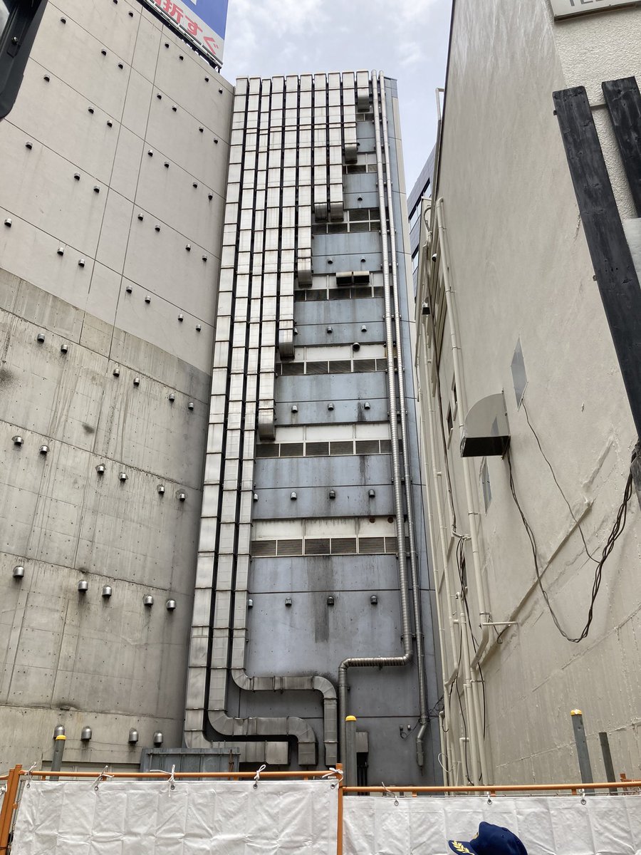 池袋東口のロッテリアが解体されて姿を表した隣のビルのダクトが凄い(°▽°)