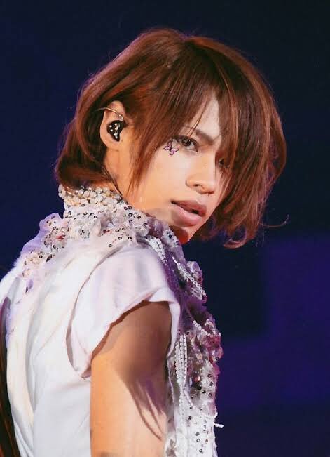 令和を生きる若い子は信じられないかもしれないけど全盛期KAT-TUNは正直嵐も歯が立たないような人気で20歳そこそこの赤西の色気がぶち抜けてて亀梨が2番手扱いで田中のラップと比べられた櫻井翔が不憫で田口が一番ギリギリを生きていなくて上田竜也が美少女だったんだ