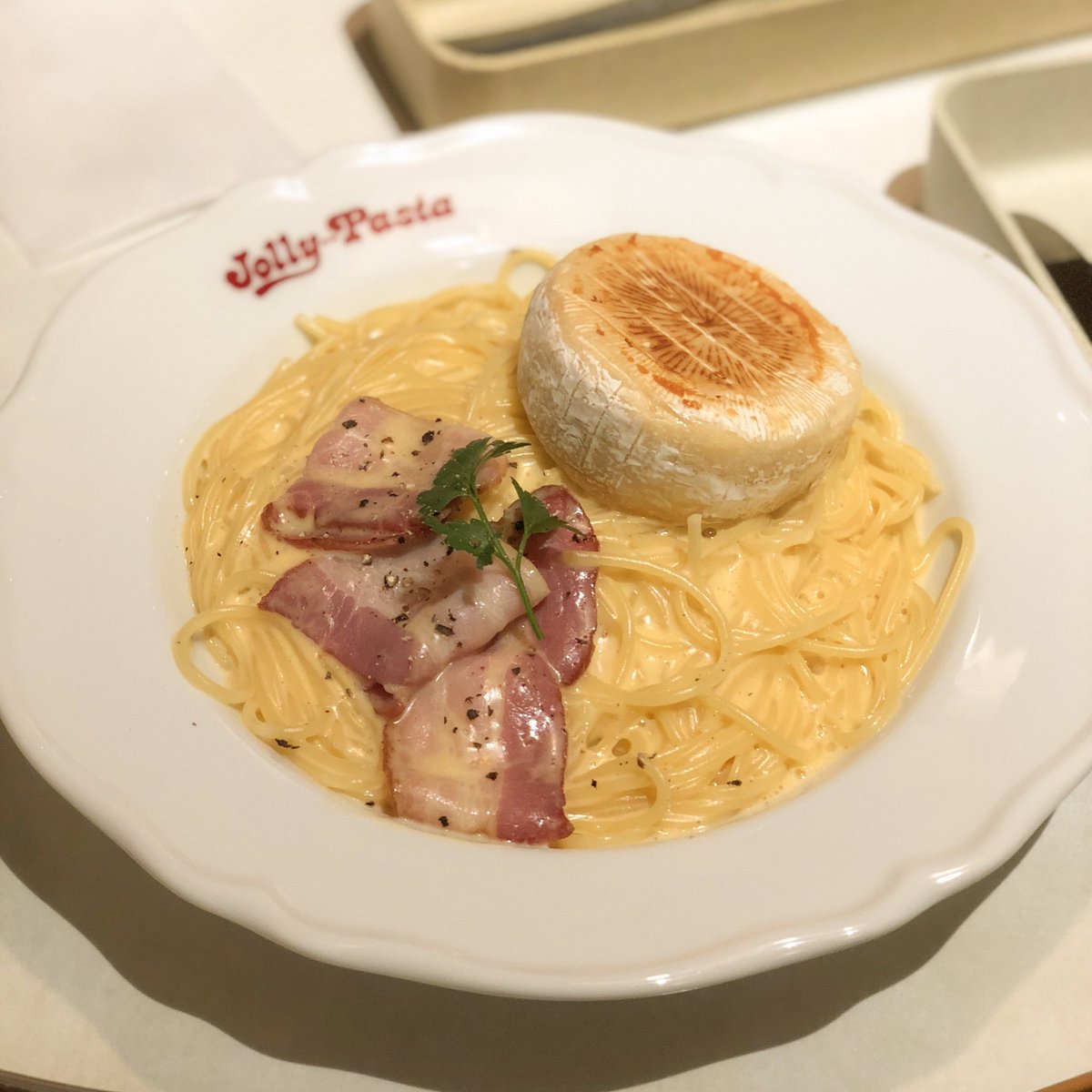 チーズ好きは今すぐジョリーパスタに行くんだ……今なら合法的にカマンベールチーズを丸々1個食べれるぞ……贅沢しすぎて逮捕されるんじゃないかと思った…… 