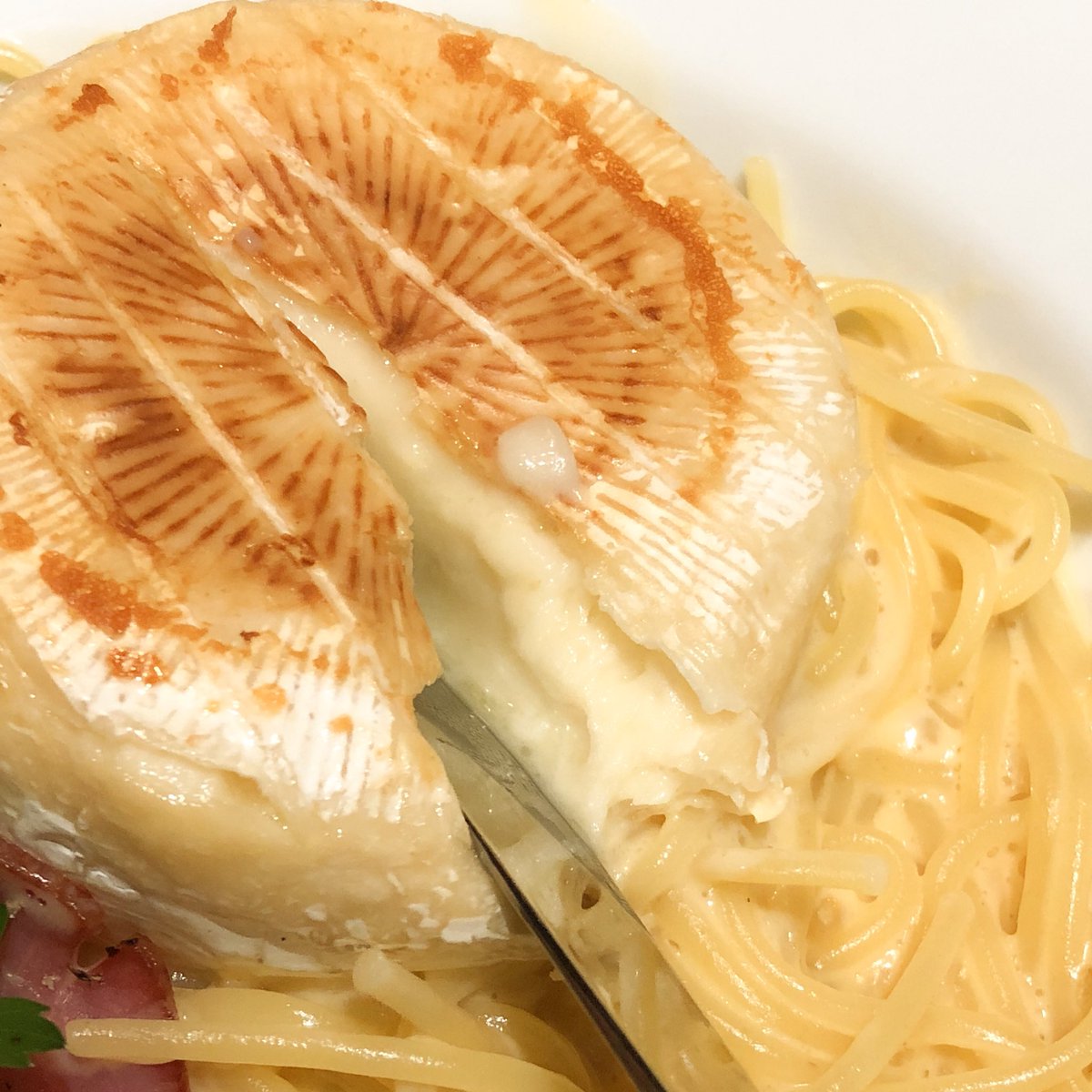 チーズ好きは今すぐジョリーパスタに行くんだ……今なら合法的にカマンベールチーズを丸々1個食べれるぞ……贅沢しすぎて逮捕されるんじゃないかと思った…… 