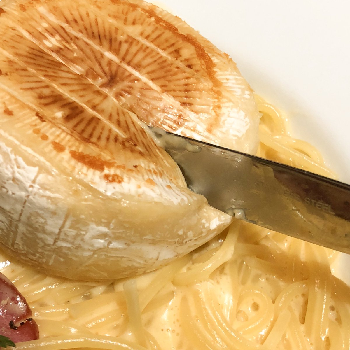 チーズ好きは今すぐジョリーパスタに行くんだ……今なら合法的にカマンベールチーズを丸々1個食べれるぞ……贅沢しすぎて逮捕されるんじゃないかと思った…… 