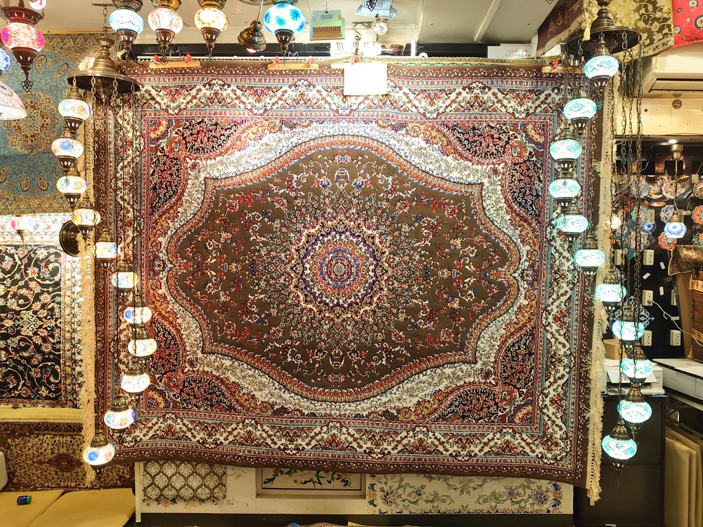 日暮里ザクロから絨毯が届いたと聞き付けてやって来た店主