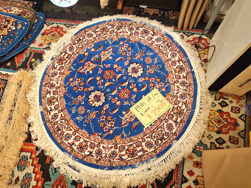 日暮里ザクロから絨毯が届いたと聞き付けてやって来た店主