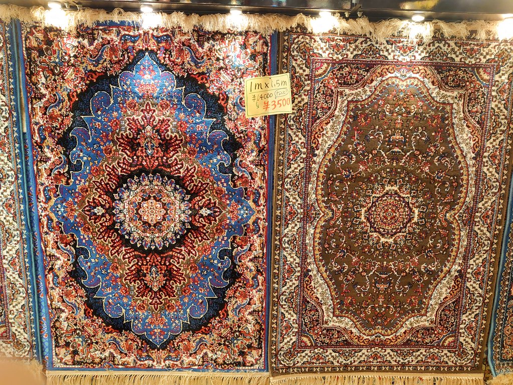 日暮里ザクロから絨毯が届いたと聞き付けてやって来た店主