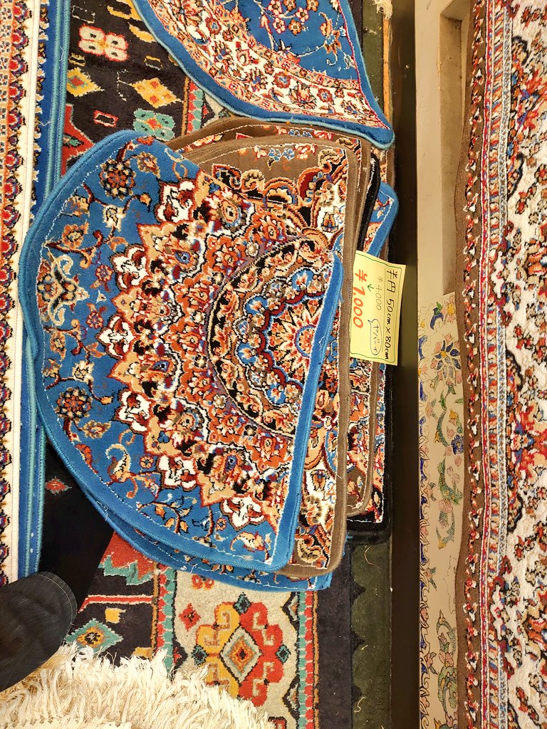 日暮里ザクロから絨毯が届いたと聞き付けてやって来た店主