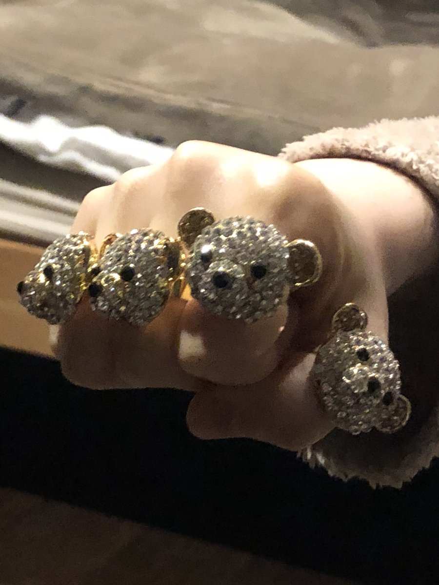 ファミレスに行くたび、レジ横にあるクマの指輪を妻に買ってあげていたら「チョコのケースがいっぱいになった」と自慢してきた