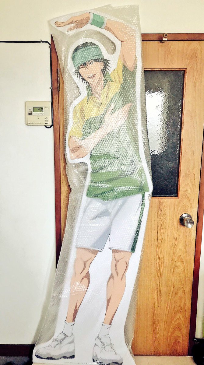 一氏ユウジの等身大パネルをどうやってトラックに積むか困惑しているのを申し訳ないなと思いながら眺めている 