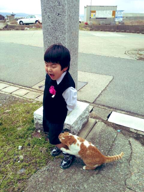 #お前よくぞそんなもん撮ってたな選手権  卒園式の日に飼い猫に噛まれる息子 