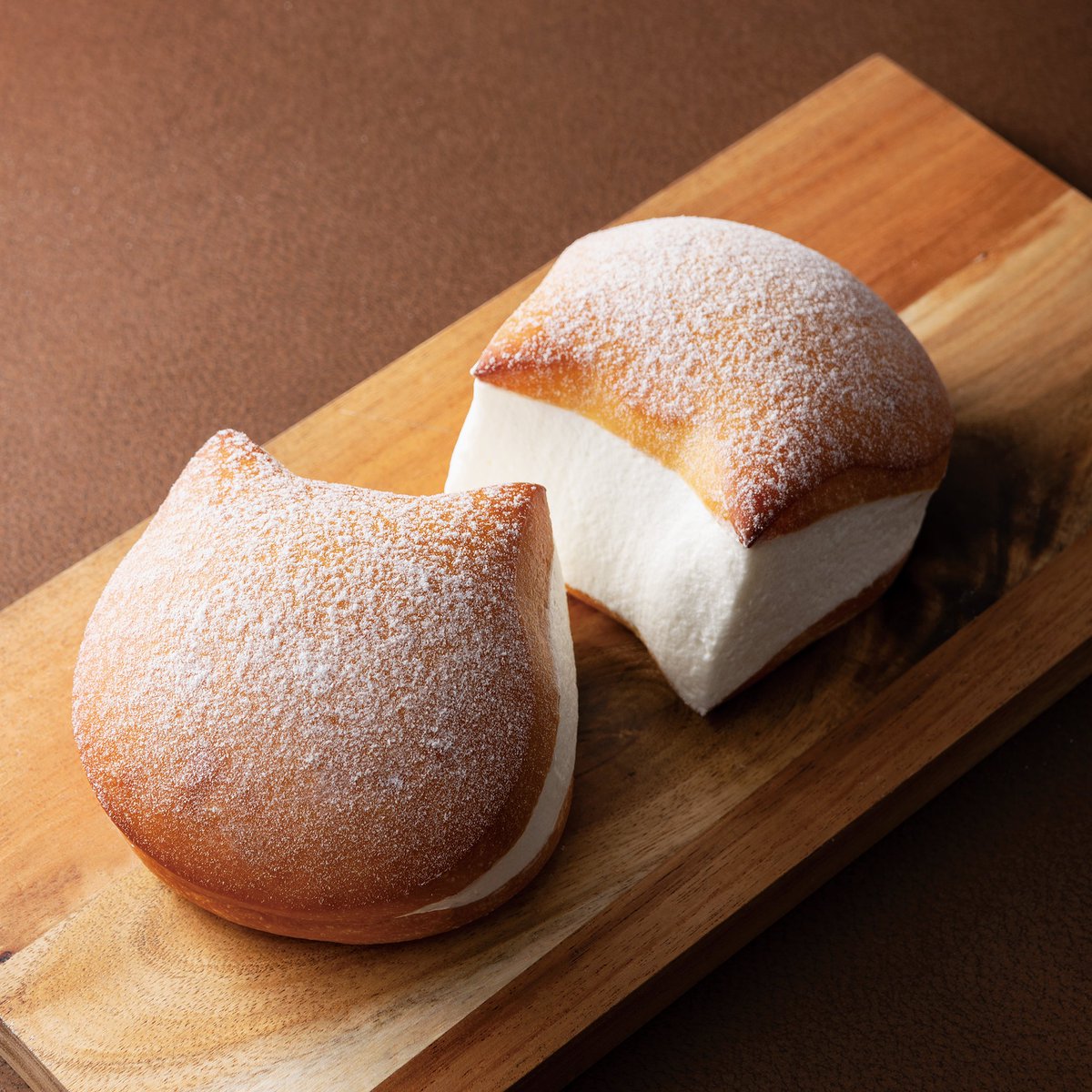 本日7月15日(木)より、新商品「いろねこマリトッツォ」を販売するにゃ🐾話題のマリトッツォがニャンと❗️ネコ型で登場😻はちみつとクリームがたっぷりサンドされてるにゃ🐱ぜひ買いにきてにゃ〜💕 #いろねこちゃん #いろねこマリトッツォ #マリトッツォ #ブルージン #大阪新阪急ホテル #梅田 