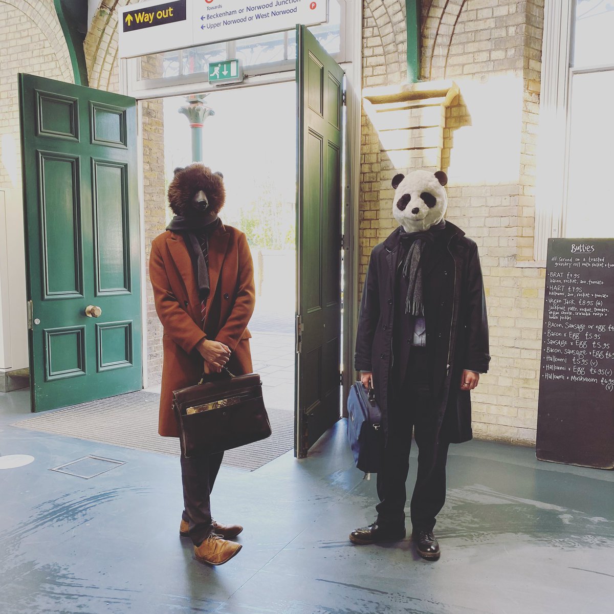 コロナ禍になって、イギリス紳士たちの通勤スタイルも様変わりしました