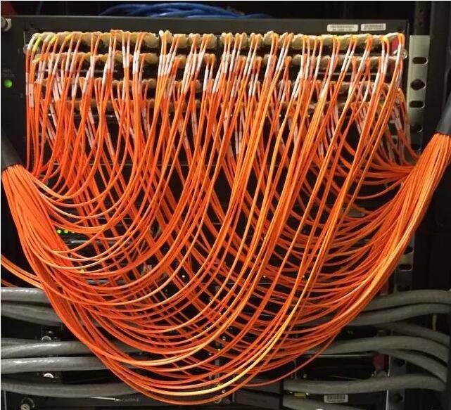 最近知ったのだが、こういう写真をケーブルポルノっていうらしい