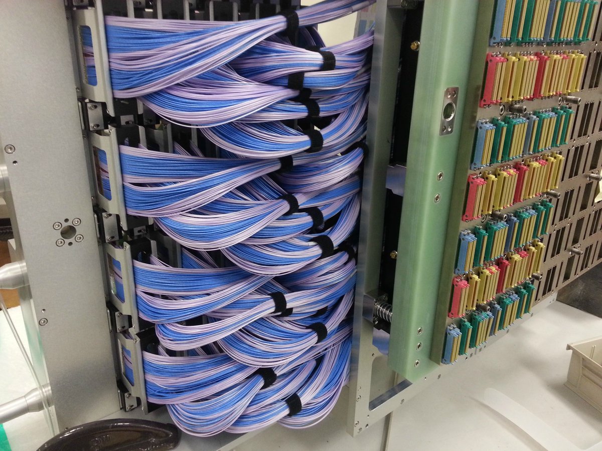 最近知ったのだが、こういう写真をケーブルポルノっていうらしい