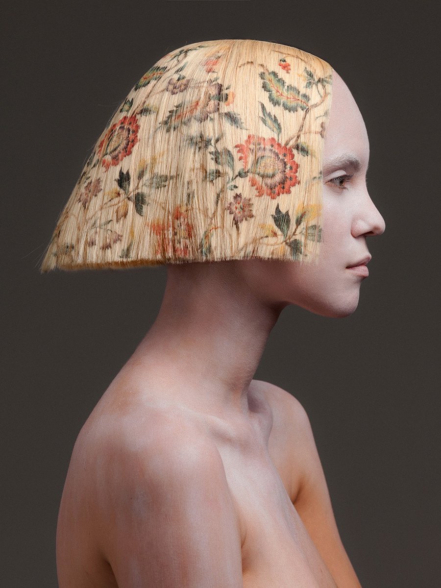 18世紀のフランスの生地のパターンなどに影響を受け、髪にデジタルプリントで装飾を施した作品