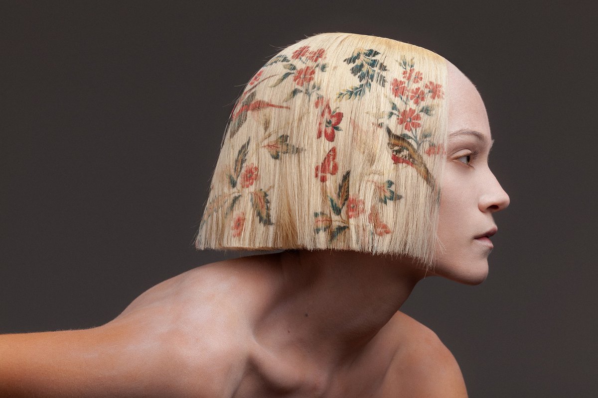 18世紀のフランスの生地のパターンなどに影響を受け、髪にデジタルプリントで装飾を施した作品