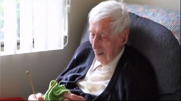 オーストラリアの109歳になるアルフレッド・デイトさんは、1932年から編み物を始め、今絶滅危惧種となったペンギンのための小さなセーターを作ることで有名になった