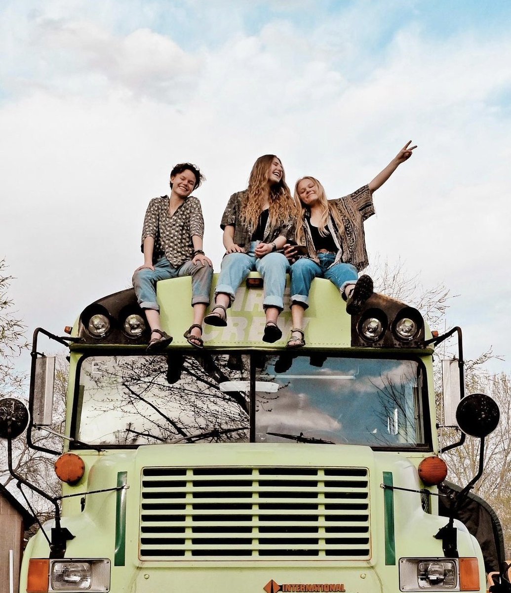 男は趣味が合う女性ばかりと付き合っていたので3人は意気投合し、共通の夢だったバスを改造して国中を巡るロードトリップへ…という映画の様な素敵な実話