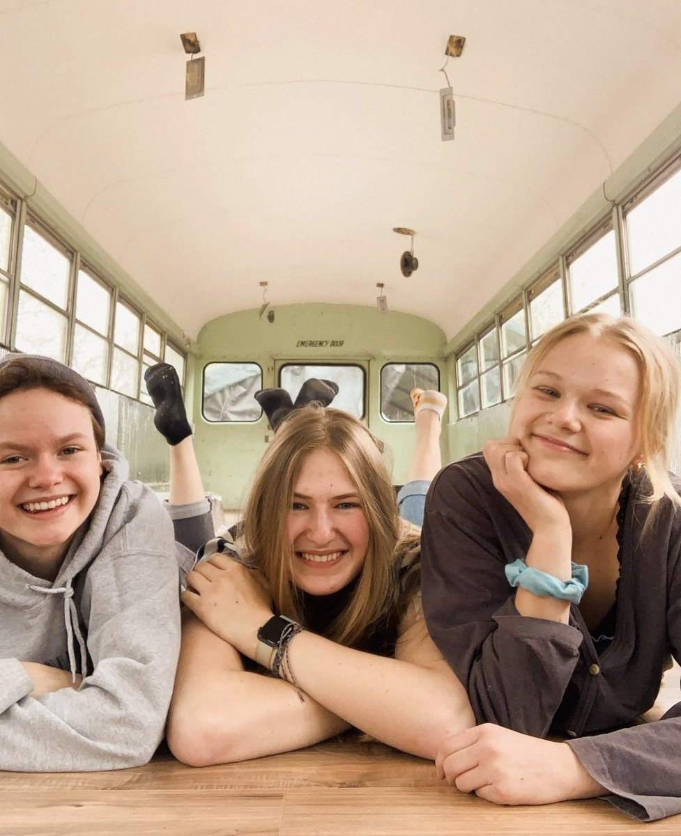 男は趣味が合う女性ばかりと付き合っていたので3人は意気投合し、共通の夢だったバスを改造して国中を巡るロードトリップへ…という映画の様な素敵な実話