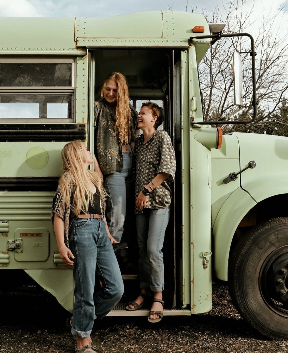 男は趣味が合う女性ばかりと付き合っていたので3人は意気投合し、共通の夢だったバスを改造して国中を巡るロードトリップへ…という映画の様な素敵な実話