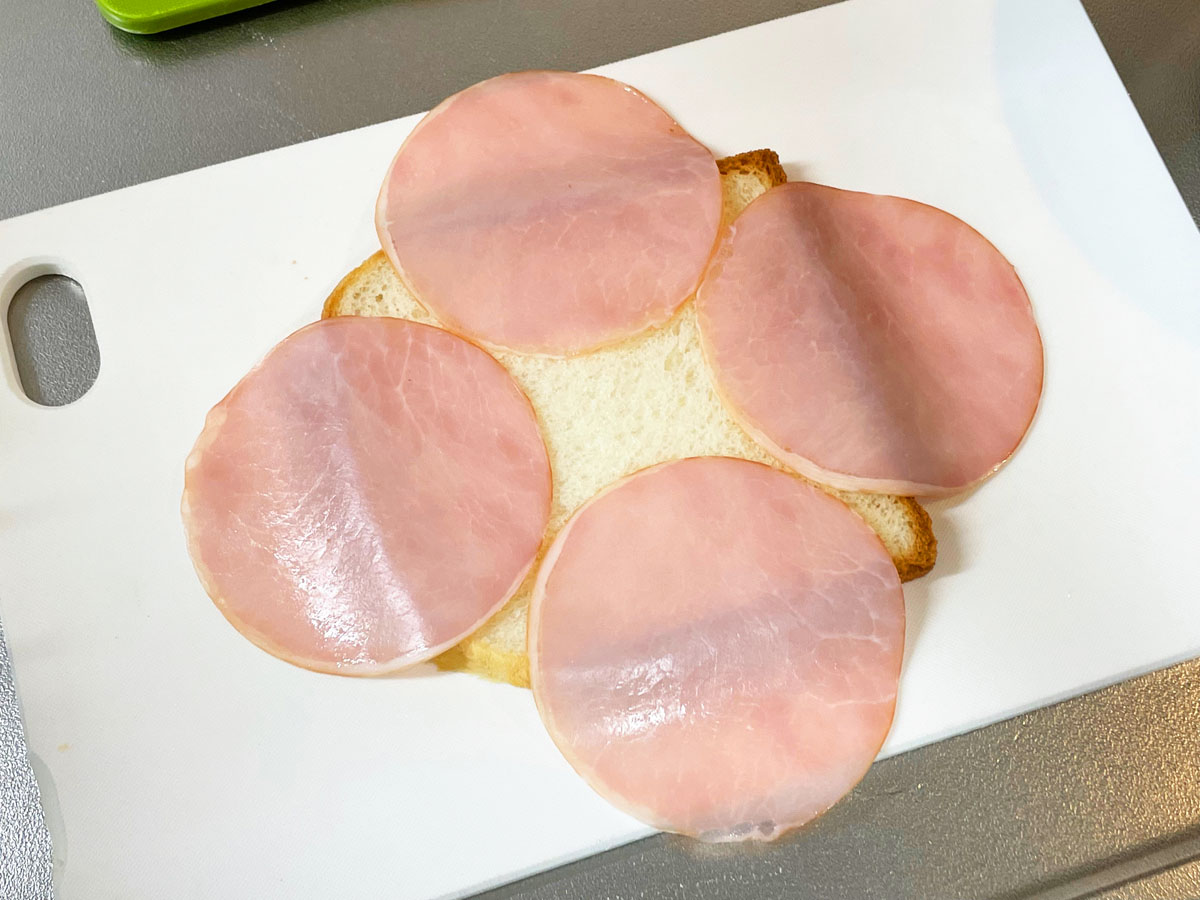   サンドイッチ作るときにハムで具を包めばこぼれない → 14万いいね獲得の裏技、試してみたら本当だった