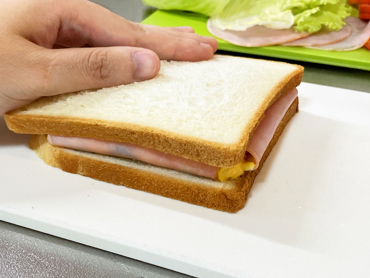   サンドイッチ作るときにハムで具を包めばこぼれない → 14万いいね獲得の裏技、試してみたら本当だった