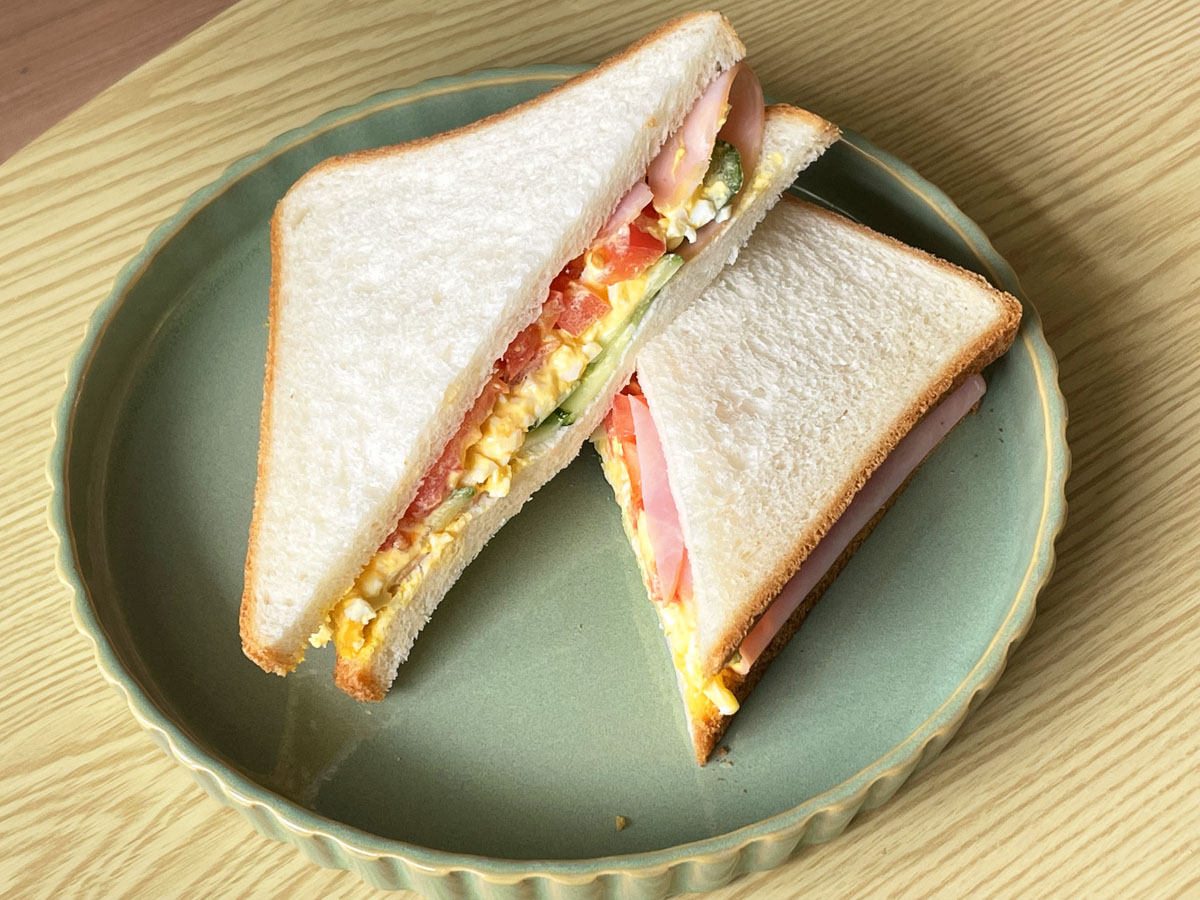   サンドイッチ作るときにハムで具を包めばこぼれない → 14万いいね獲得の裏技、試してみたら本当だった
