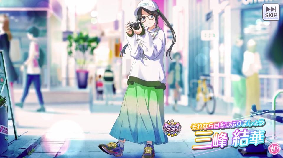 シャニマスくん「私は絵が上手いので、普通のカードイラストではまずやらない【横画面へアイドルの全身を垂直に収める】構図をやりますが、シンプルイズベストをベースにオシャレ度を上げることによって街角スナップのような趣を漂わせ『これも……アリなのでは……