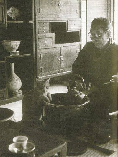 文豪 室生犀星と火鉢猫 いつもこのポーズで暖を取ってたらしい‥なんかイイ☺️ 