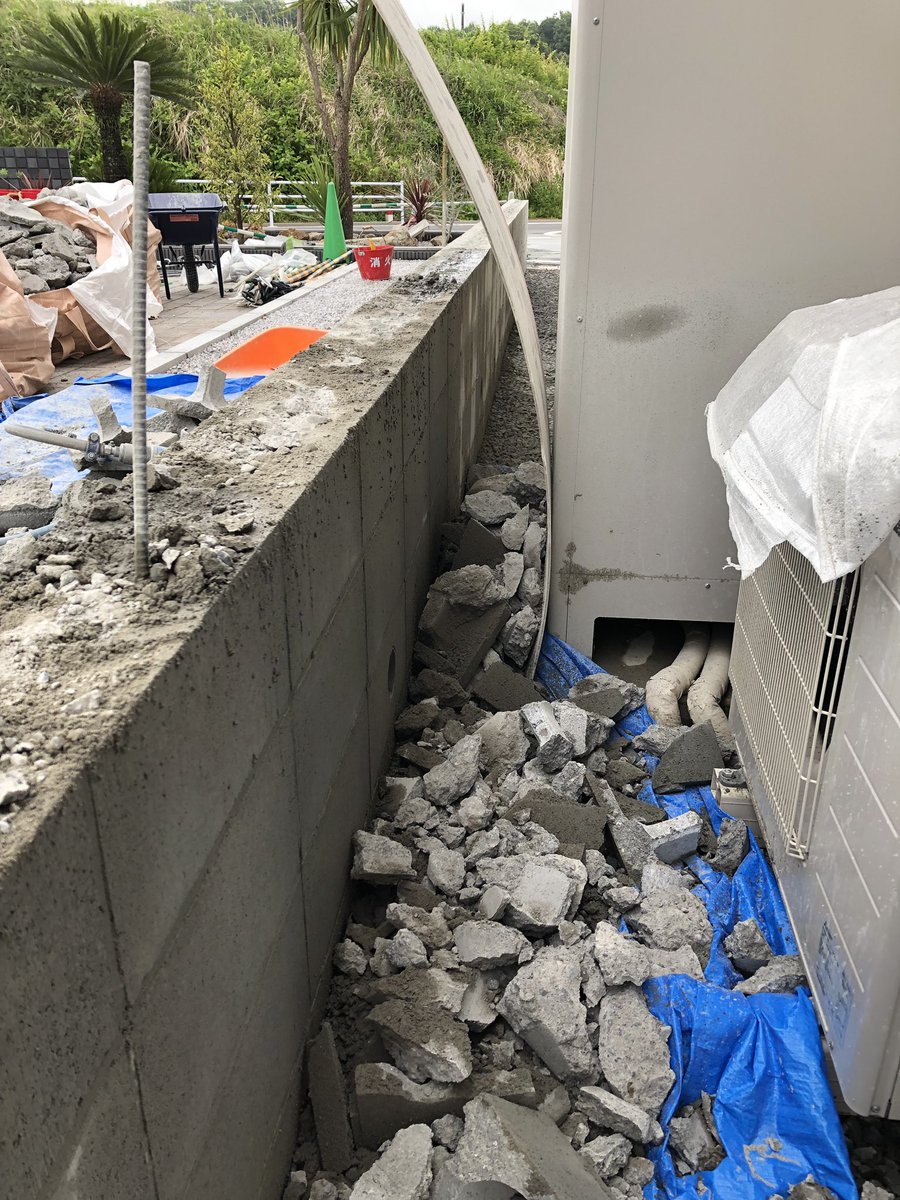 我が家のマイホーム裏のコンクリート壁を崩す工事を大東建託がやってて、 見に行ったらこれw コンクリート壁から右が我が家敷地 左が大東建託敷地 室外機なにもカバーしてないよw 何これ