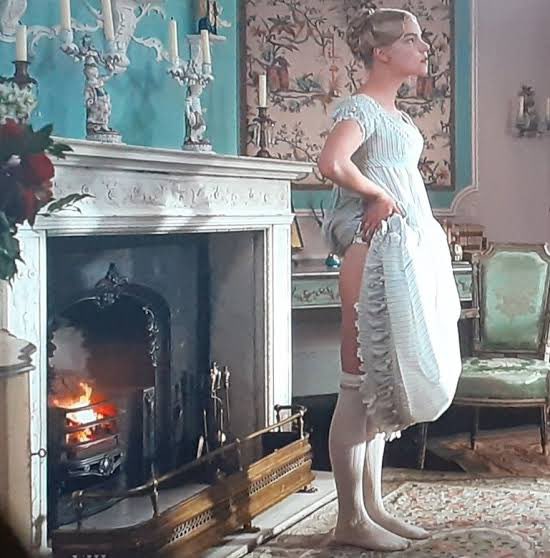 暖炉でスカートまくり上げてお尻丸出しで暖めるの、当時もやってたんだ…2020のエマでこれ下品だと思って申し訳ない… 