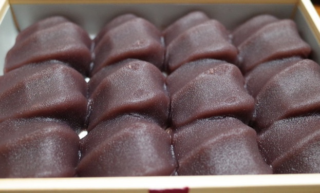 誰もが夢見る「赤福12個入りを駅弁として購入し、電車内で優雅に全部食べる」というやつ